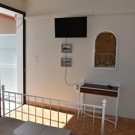 Lions 2 Studios & Apartments, Poros Island. Poros Town Exterior photo