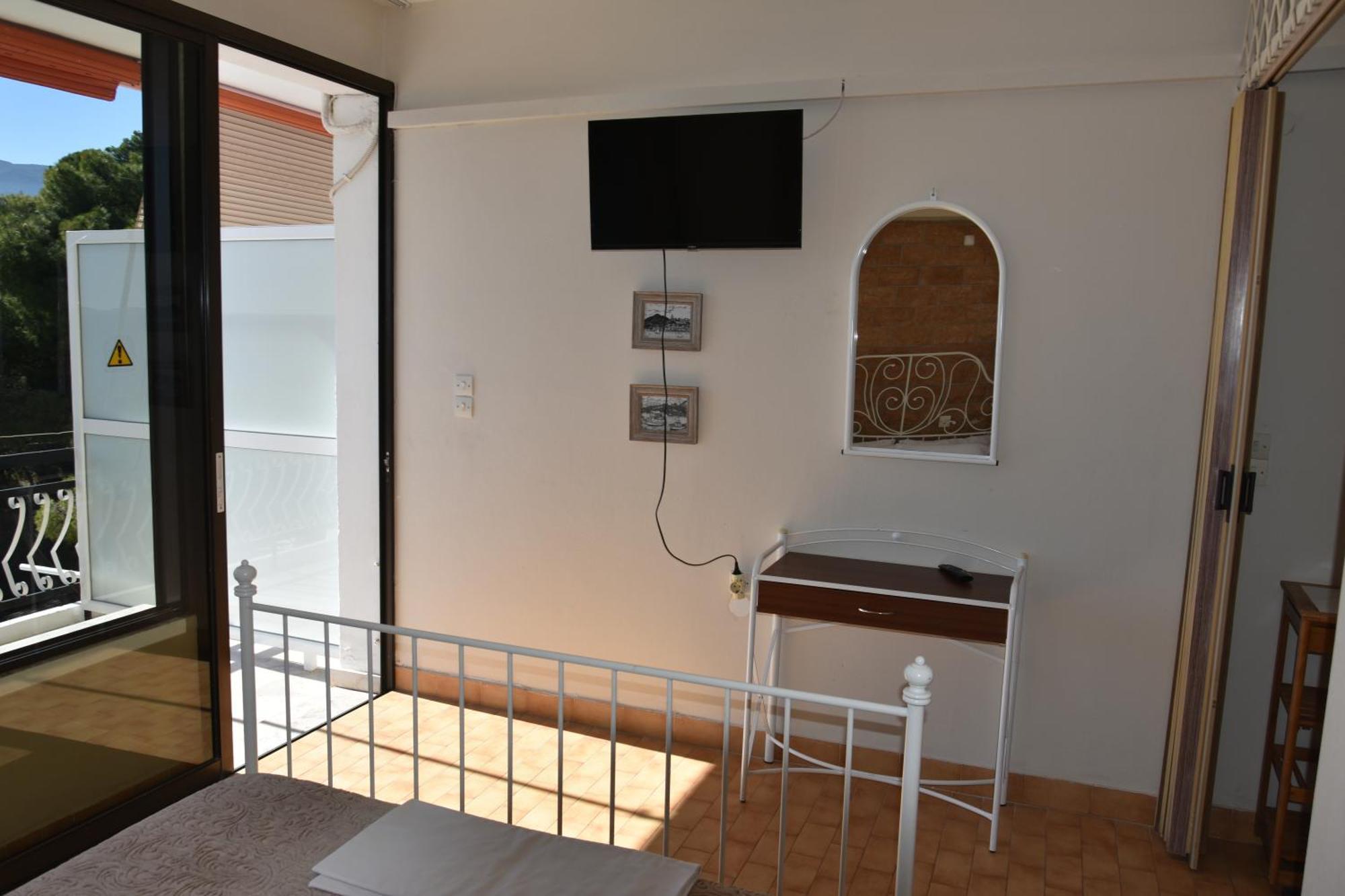 Lions 2 Studios & Apartments, Poros Island. Poros Town Exterior photo