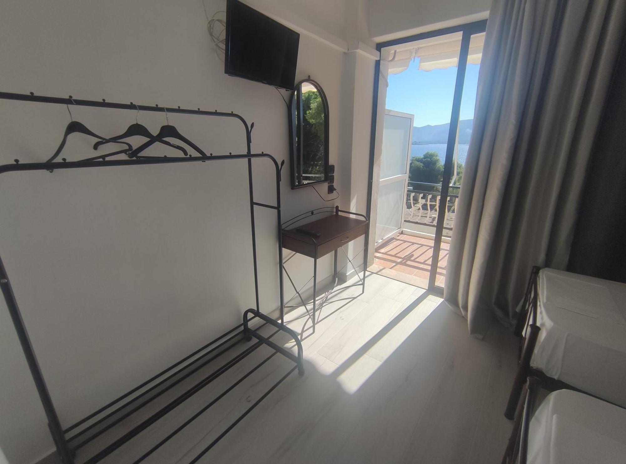 Lions 2 Studios & Apartments, Poros Island. Poros Town Exterior photo
